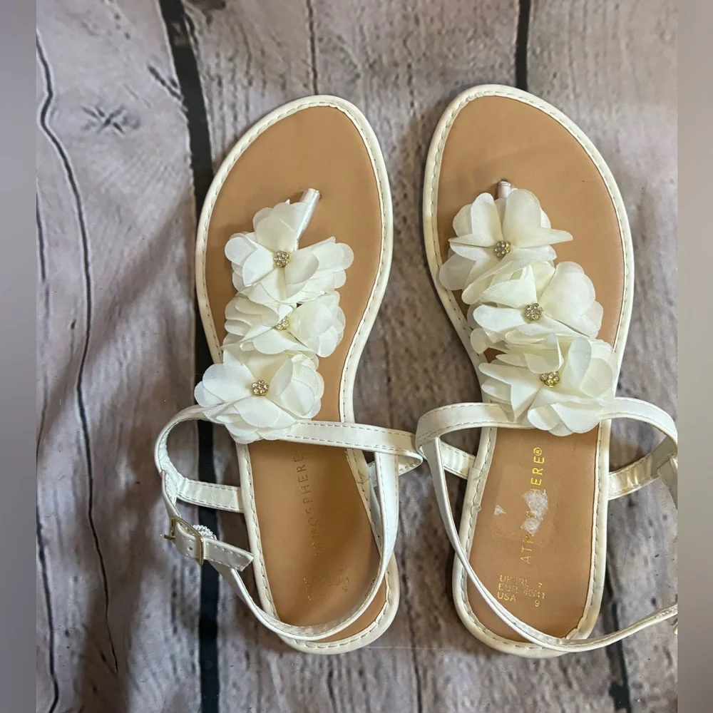 5/$20 Atmosphere Womens White Floral Bridal Beach Wedding T-Strap Sandal Sz9 GUC